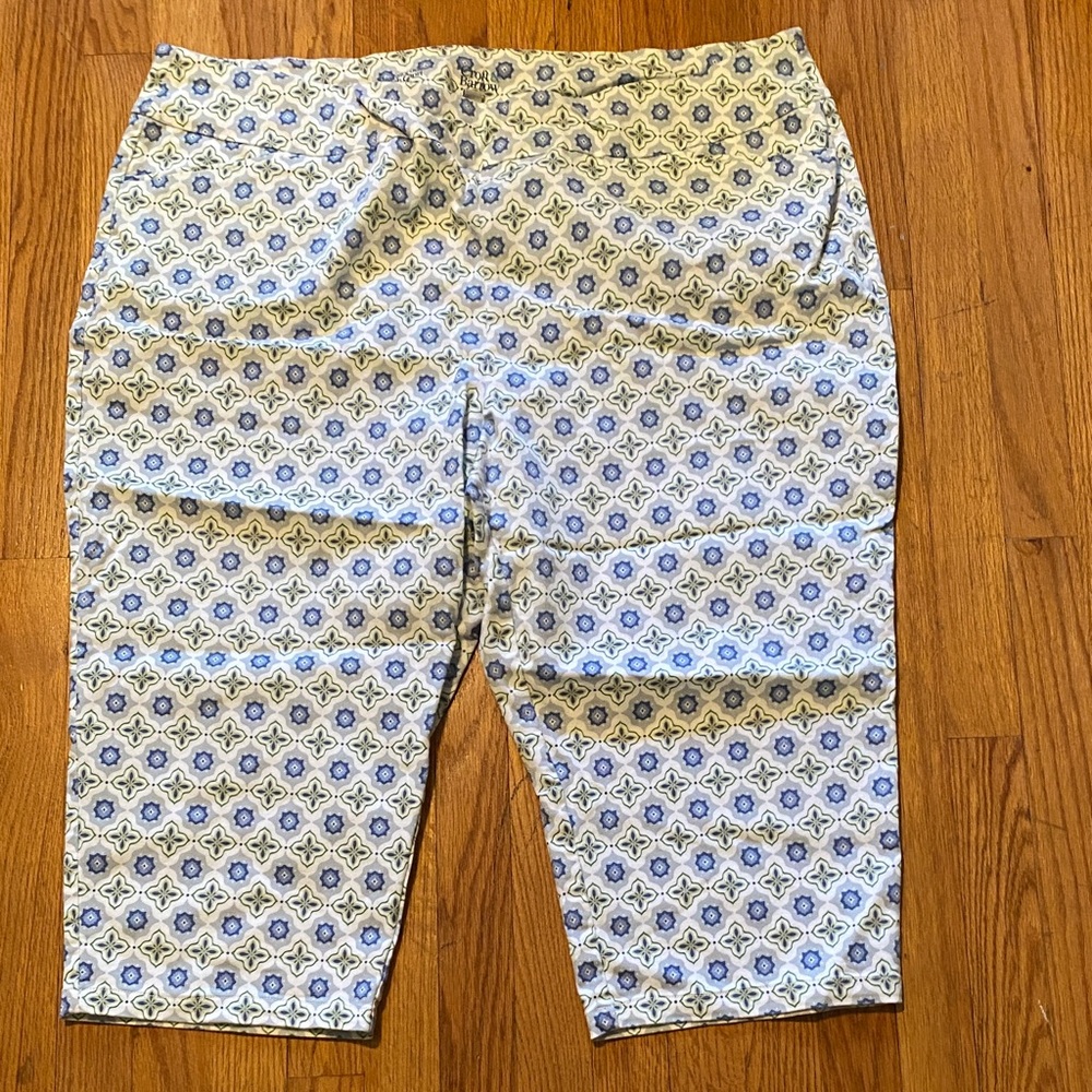 Croft & Barrow Blue and White Patterned Capris